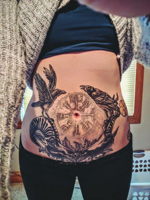 barriga de mulher tatuada