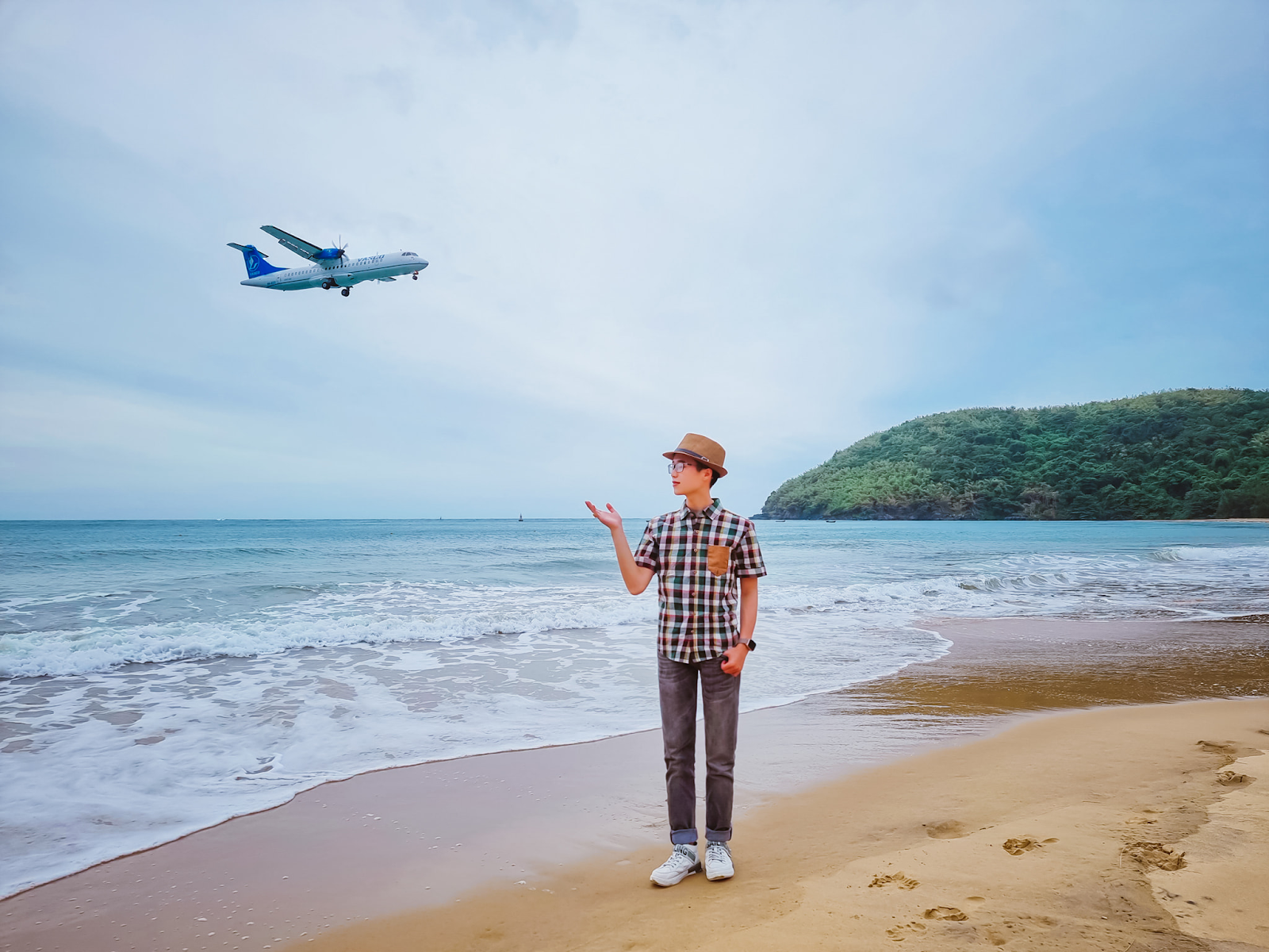 Để ghé thăm Côn Đảo bạn có thể di chuyển bằng máy bay hoặc tàu biển (Nguồn: Internet)