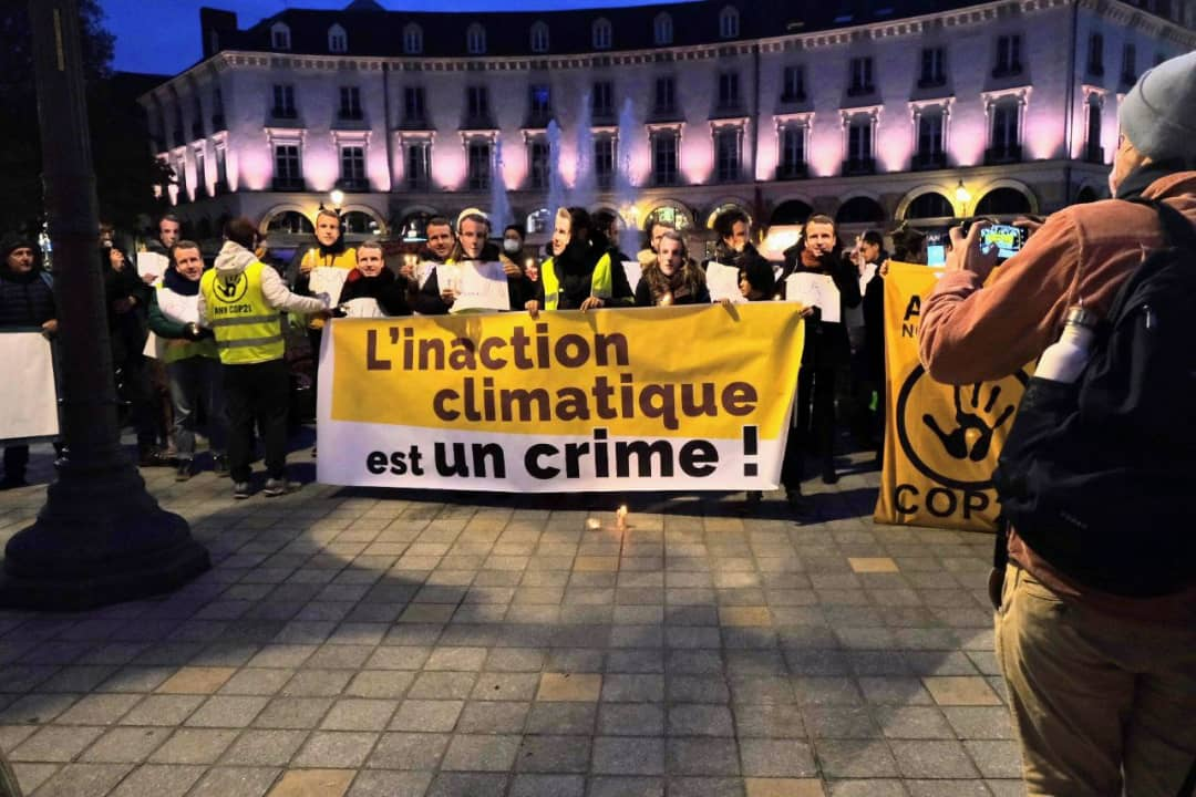 Action à tour dénonçant Emmanuel Macron