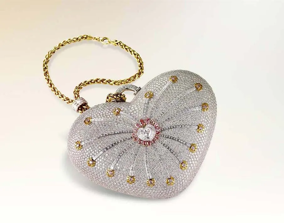 Bolso Mouawad 1001 Nights, el bolso más caro del mundo. Con forma de corazón, diamantes y cadena de oro.