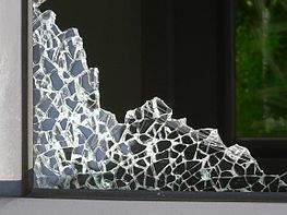 263px-Safety_glass_vandalised_20050526_062_part.jpg