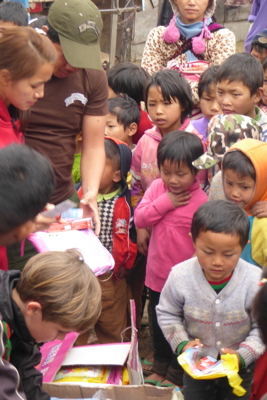 Team hands out relief supplies to IDPS at Suden. 