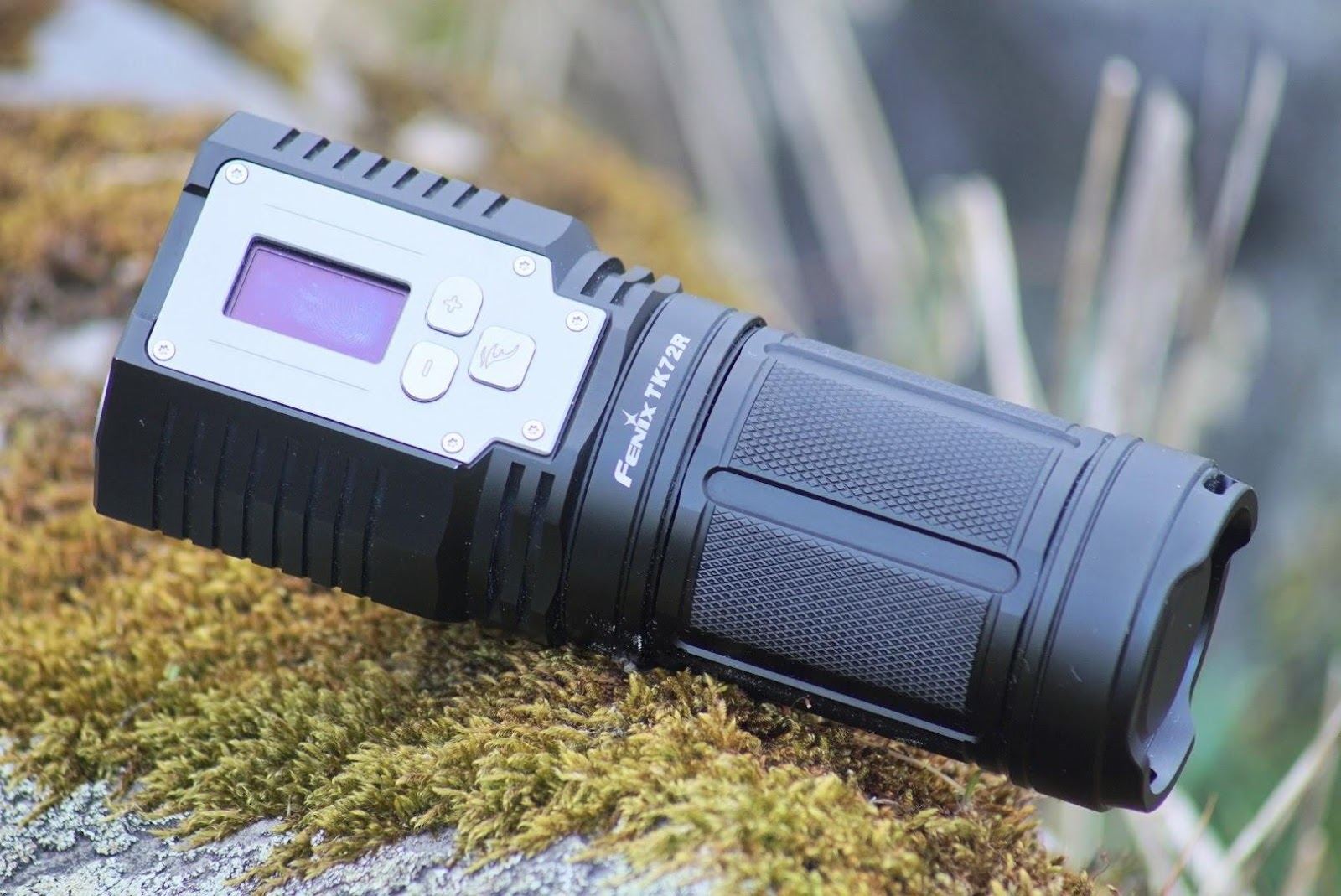 Review: Fenix TK72R: rechargeable, 3 x XHP70, 9000 lumens, beamshots /  compare | Candle Power Flashlight Forum