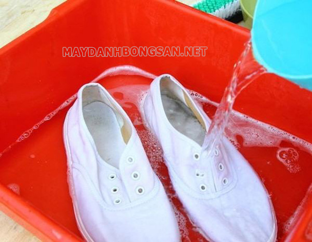 Làm sạch đế giày trắng bằng dầu gội và nước nóng