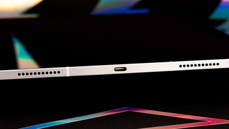 iPad Pro 12,9 inci Apple mulai tahun 2021 memiliki port USB-C.