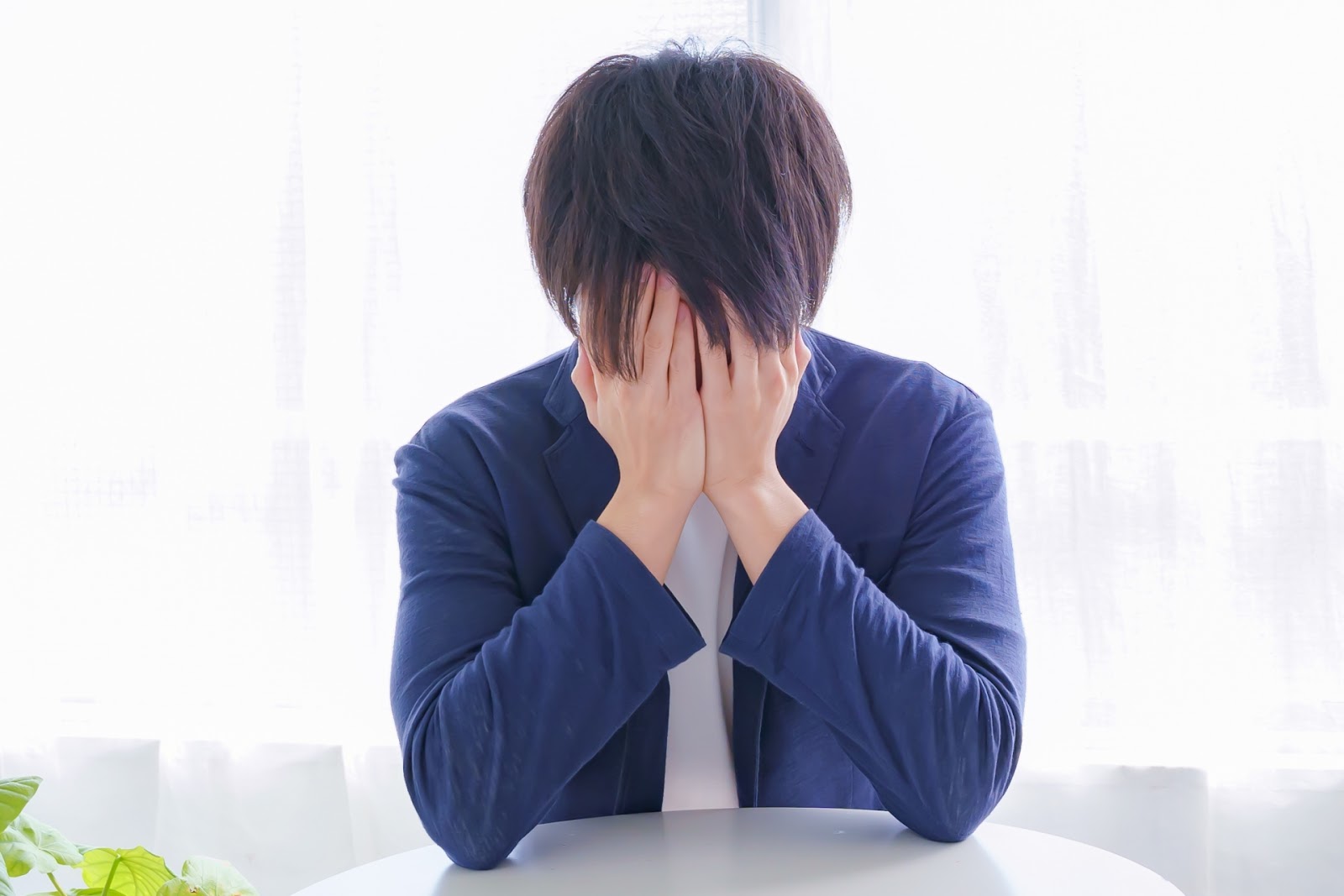 落ち込んでいる男性