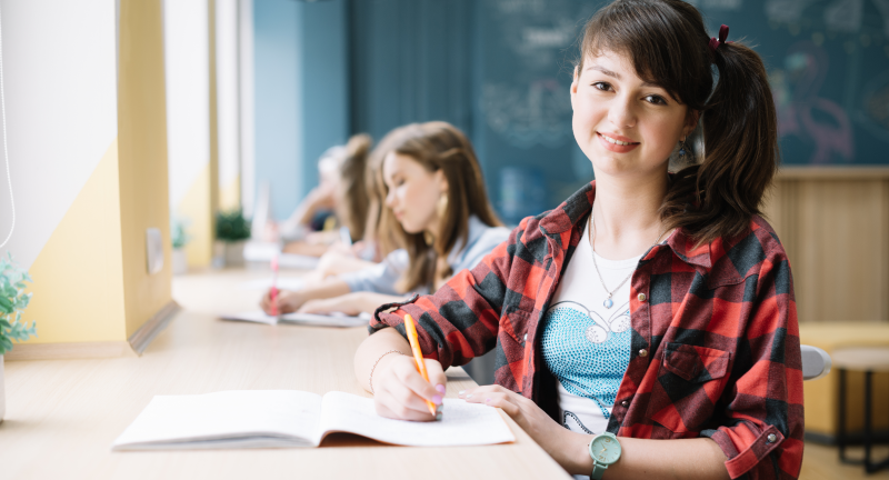 Estudiantes aprendiendo en escuela secundaria bilingüe