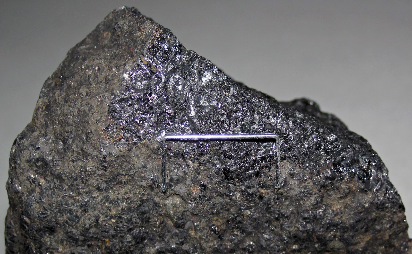 loadstones-magnetite-natural-magnet
