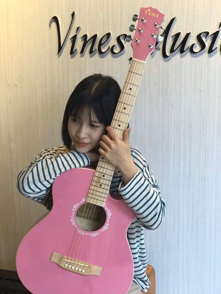 đàn guitar màu hồng 1