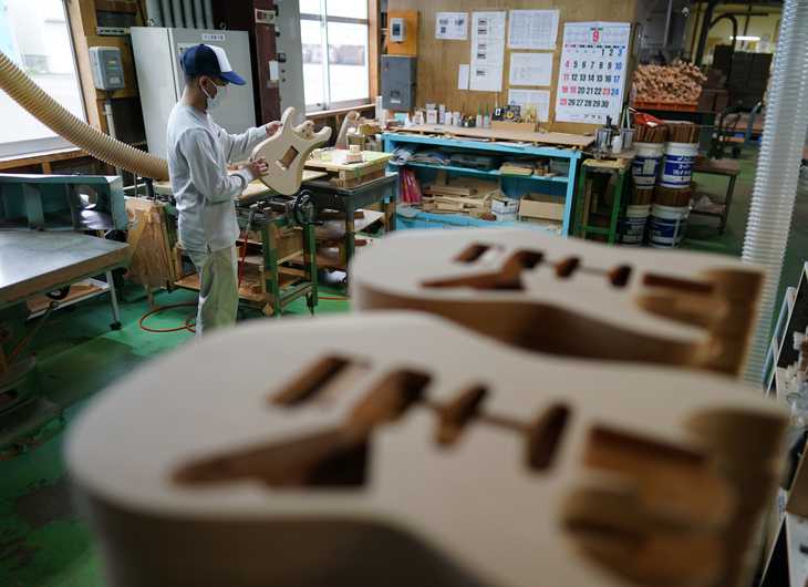 「オホーツク楽器工業」で生産されるギターのボディ