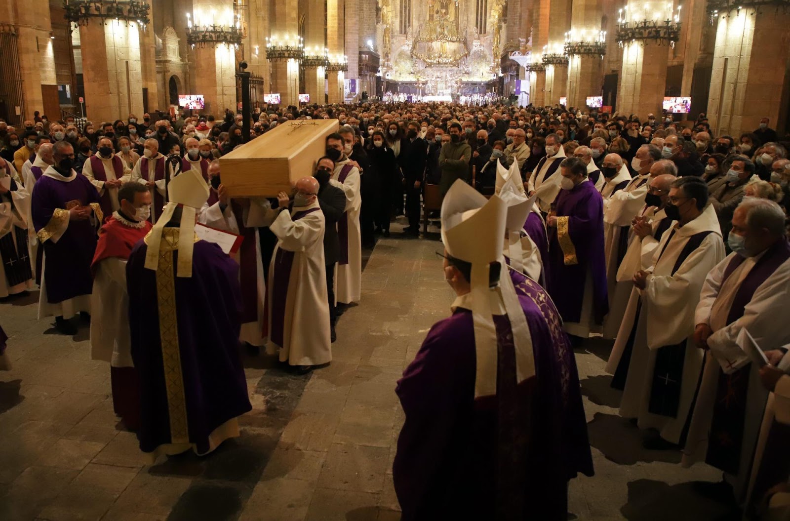 El funeral del obispo Vadell llena la Seu con más de un millar de asistentes