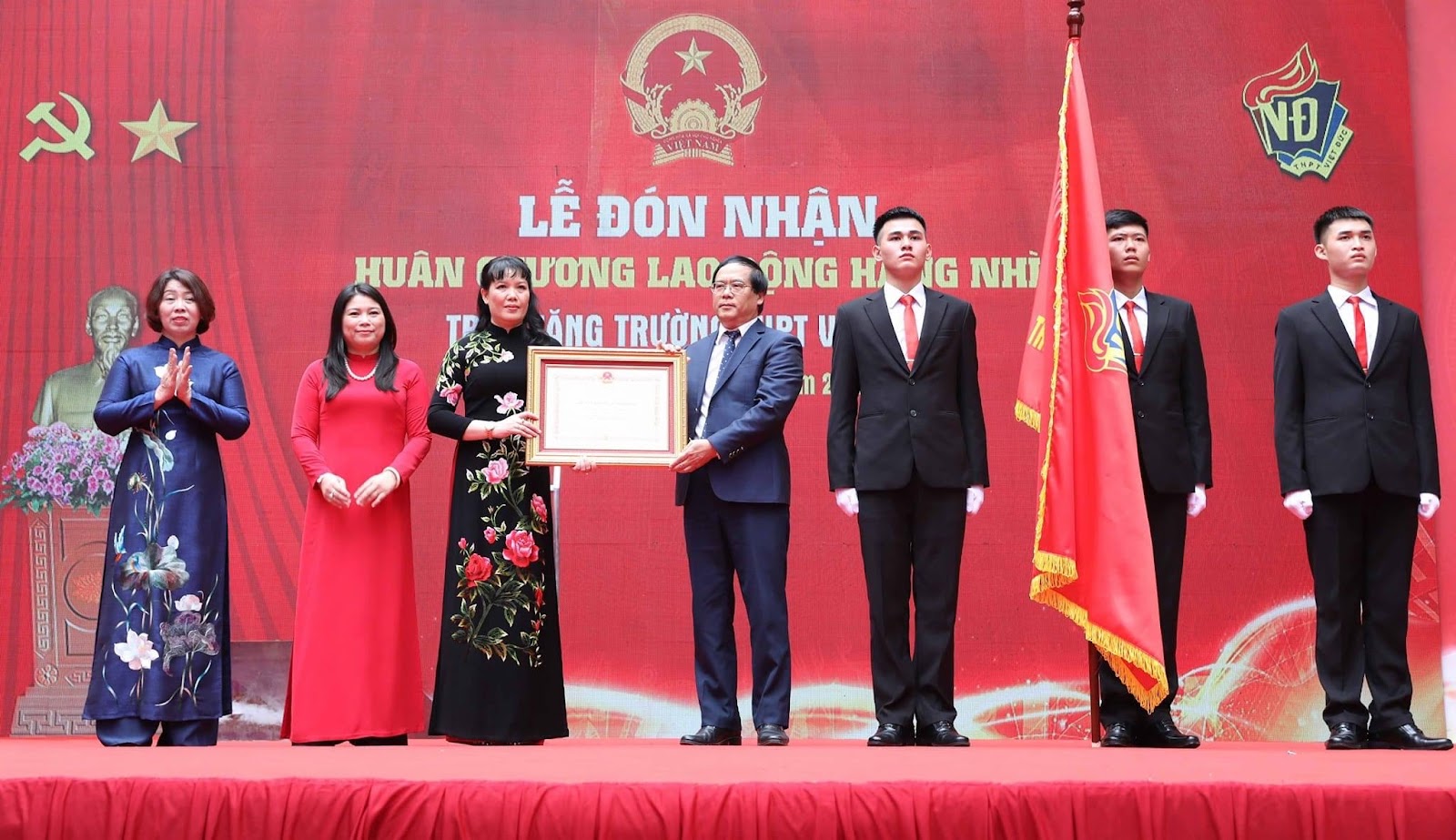 Trường THPT Việt Đức vinh dự đón nhận Huân chương Lao động hạng Nhì - Ảnh 2.