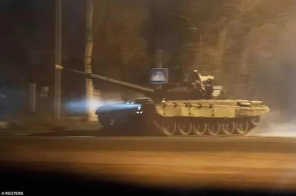 Xe tăng của "Lực Lượng Gìn Giữ Hòa Bình” tiến vào tỉnh Donbas - Ukraine đêm thứ Hai.
