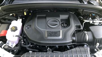 Động cơ trên Jeep Grand Cherokee 2023 là Pentastar V6 3.6L giúp sản sinh công suất 293 mã lực tại 6400 vòng/phút và momen xoắn cực đại 353 Nm tại 4000 vòng/phút.