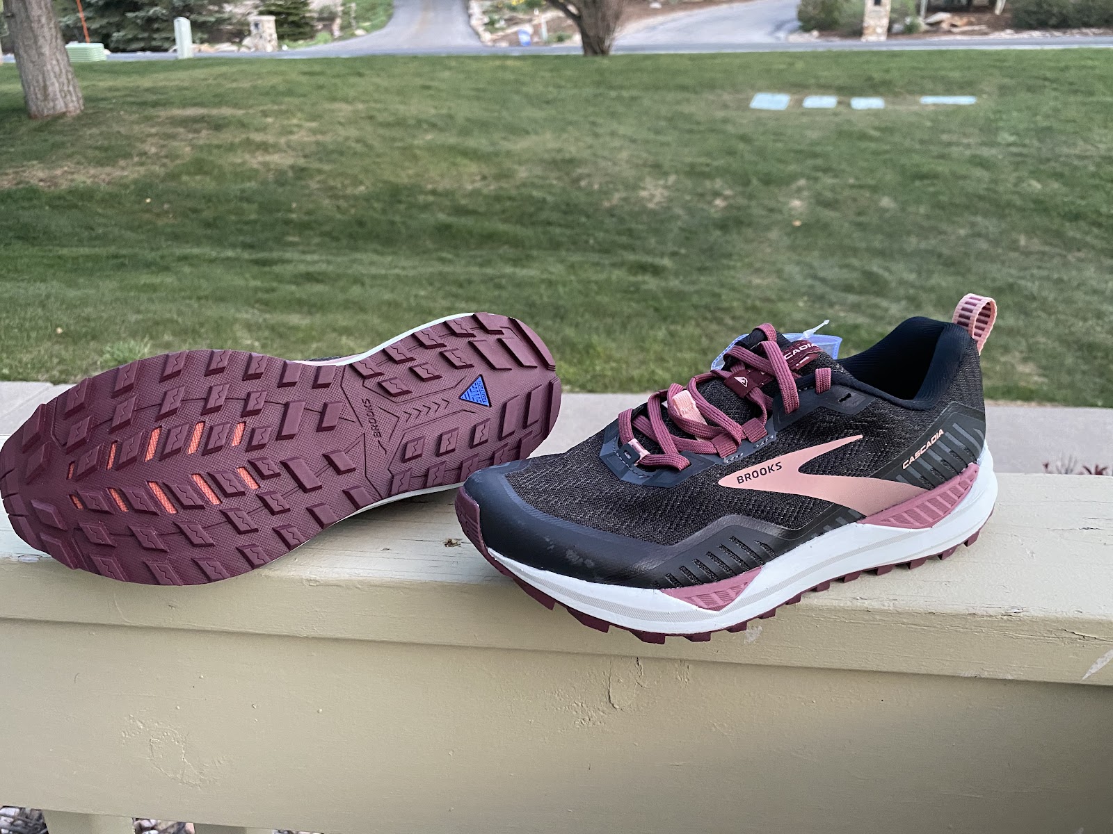 brooks cascadia pink