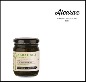 Hojas de albahaca frescas seleccionadas a mano, procesadas y condimentadas con aceite de girasol
