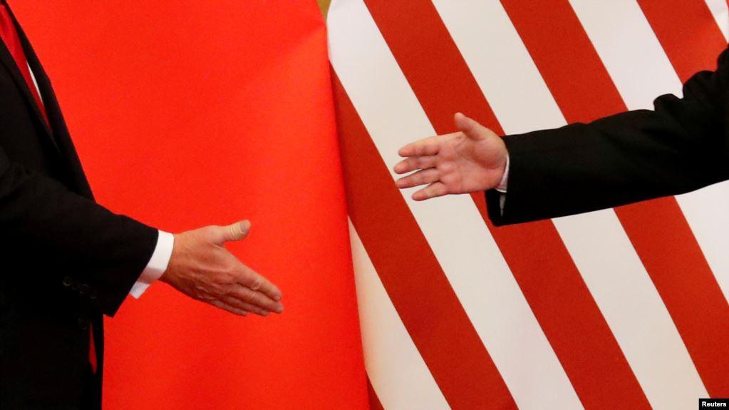 美国总统特朗普2017年11月访华时与中共领导人习近平握手(路透社)