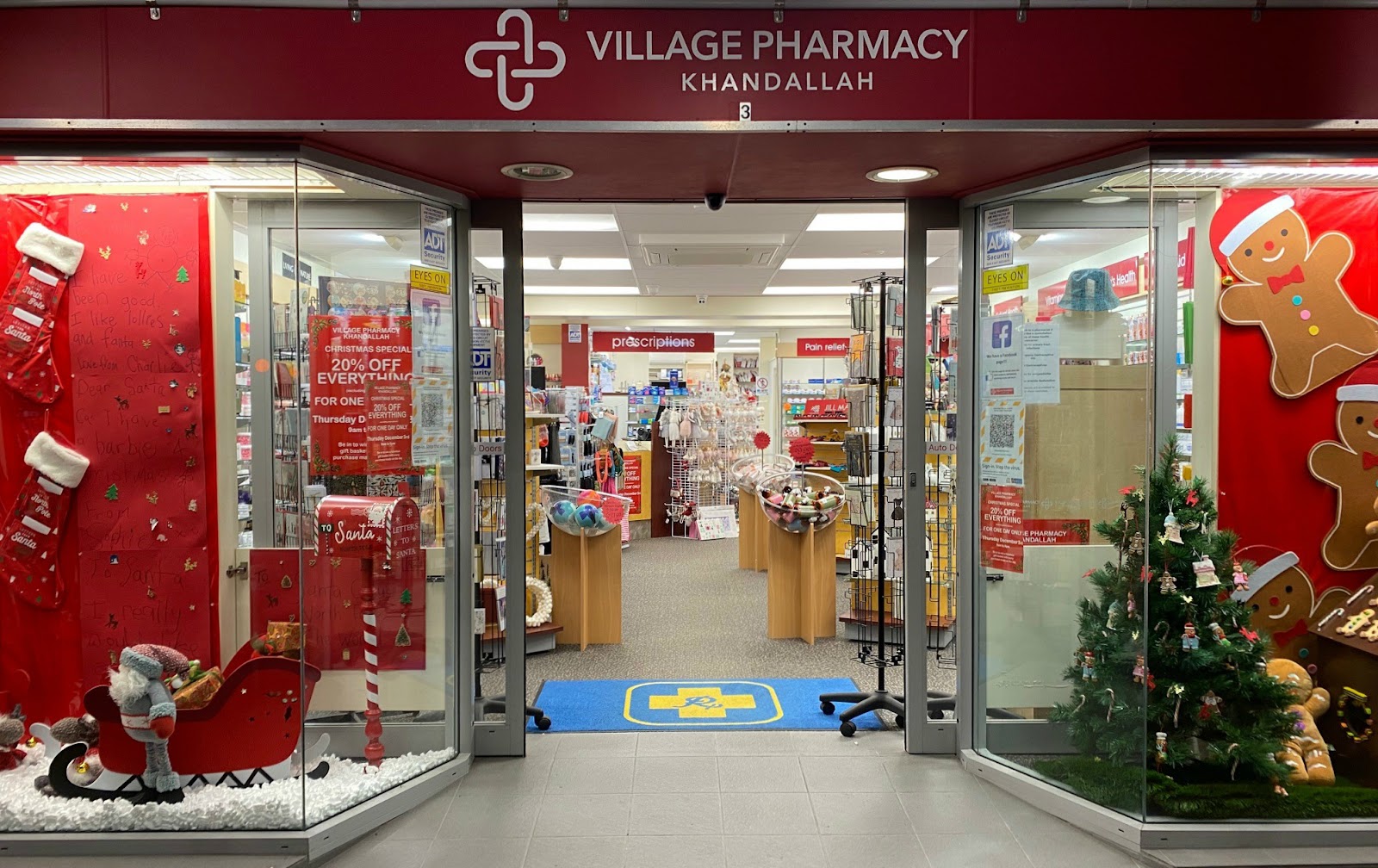 Como decorar a farmácia para o natal: exemplo de vitrine da Village Pharmacy