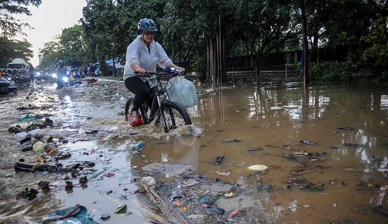 Flood in Gedebage, Bandung (Raisan Al Farisi / ANTARA FOTO)