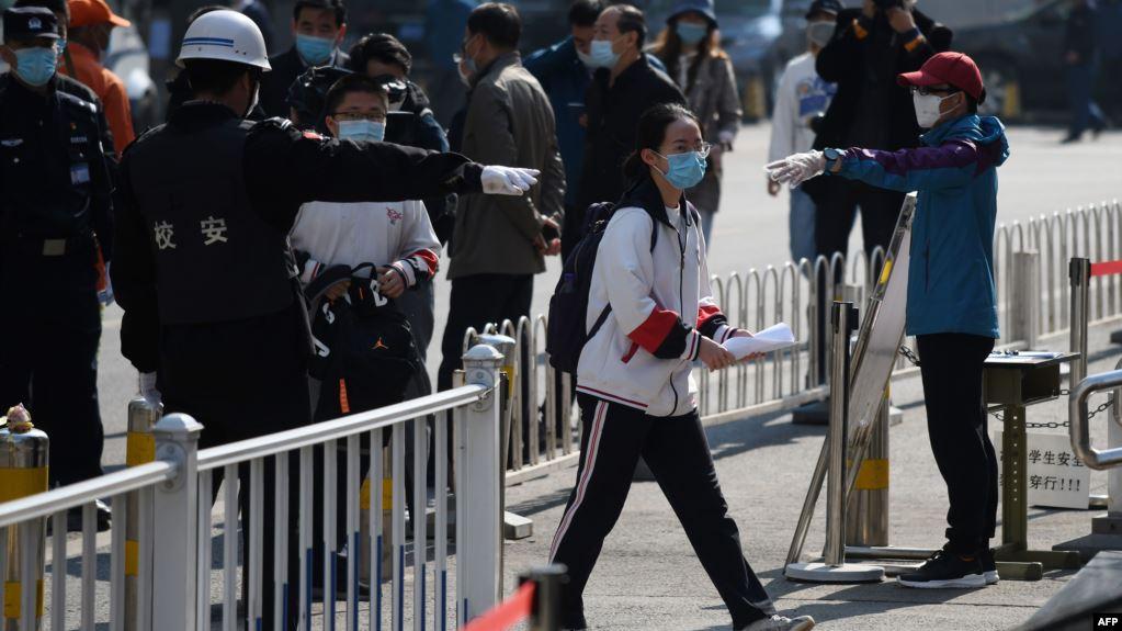 北京一高中生进校门(2020年4月27日)