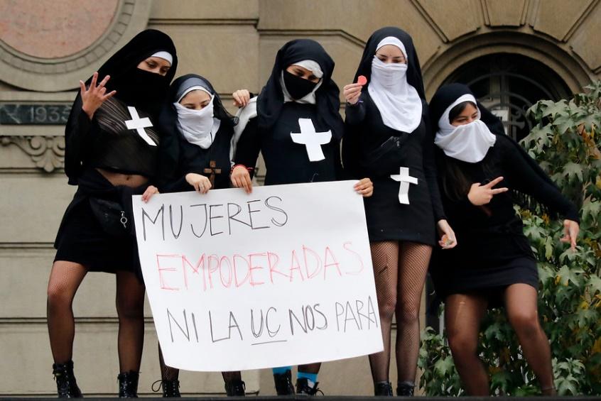 RÃ©sultats de recherche d'images pour Â«Â protestas feministas en chile torso desnudoÂ Â»