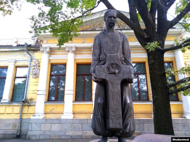 Пам'ятник історику Дмитру Яворницькому біля Дніпровського історичного музею