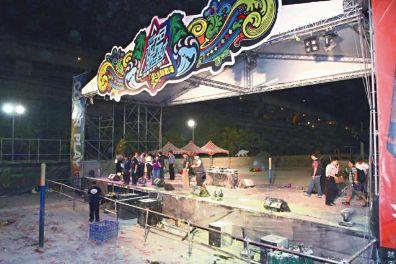 亚洲最大水上彩色派对爆炸 台200人陷火海恍如炼狱