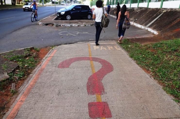 Pessoas andando ao lado de hidrante na calçada da rua Descrição gerada automaticamente