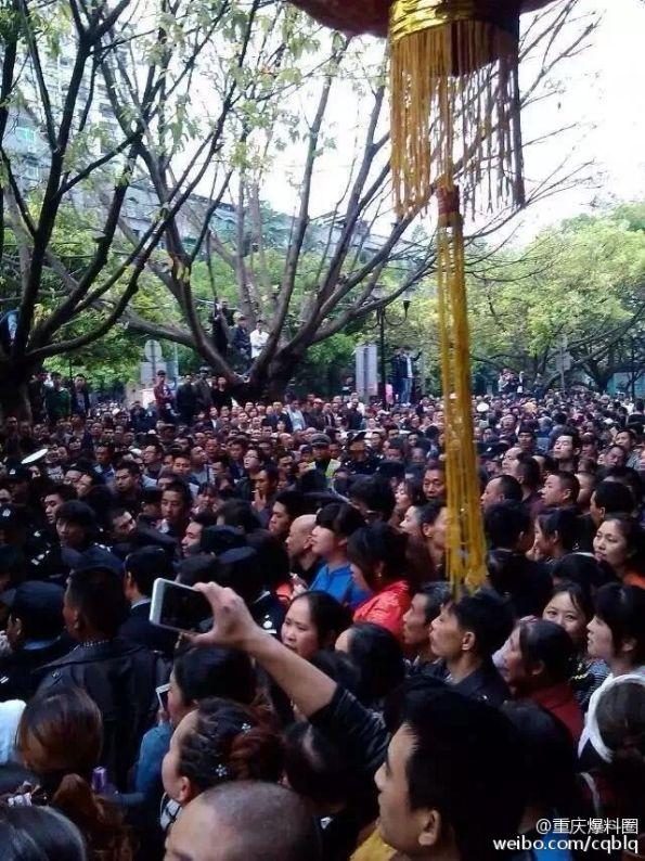 重庆死者家属讨说法遭镇压数千人围观