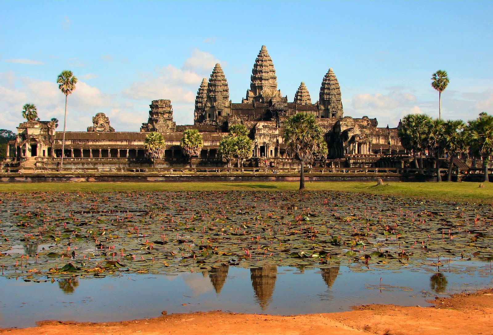 https://upload.wikimedia.org/wikipedia/commons/4/41/Angkor_Wat.jpg