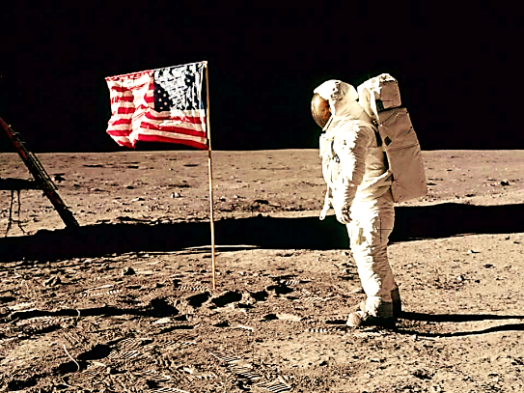 Aldrin đứng cạnh lá cờ mà ông cắm lên Mặt trăng trong sứ mệnh đổ bộ lịch sử năm 1969. (Ảnh: NASA)