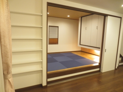 30㎝上がった和室には、藍色の琉球畳で和洋どちらにも調和!間接照明も取り入れた、くつろぎの空間です。