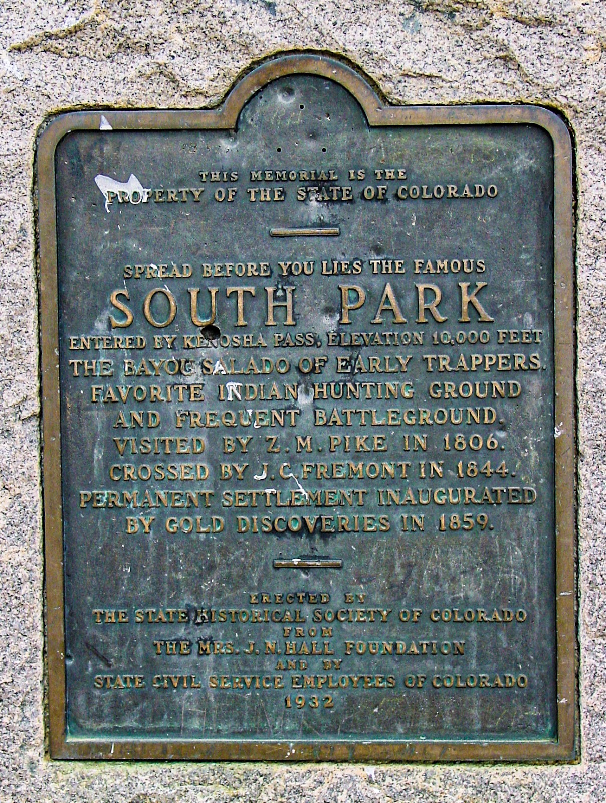 The marker says:

THIS MEMORIAL IS THE PROPERTY OF THE STATE OF COLORADO
---------
SPREAD BEFORE YOU LIES THE FAMOUS
SOUTH PARK
ENTERED BY KENOSHA PASS ELEVATION 10,000 FEET. 
THE BAYOU SALADO OF EARLY TRAPPERS
FAVORITE INDIAN HUNTING GROUND 
AND FREQUENT BATTLEGROUND 
VISITED BY Z. M. PIKE IN 1806
CROSSED BY J. C. FREMONT IN 1844
PERMANENT SETTLEMENT INAUGURATED
BY GOLD DISCOVERIES IN 1859
