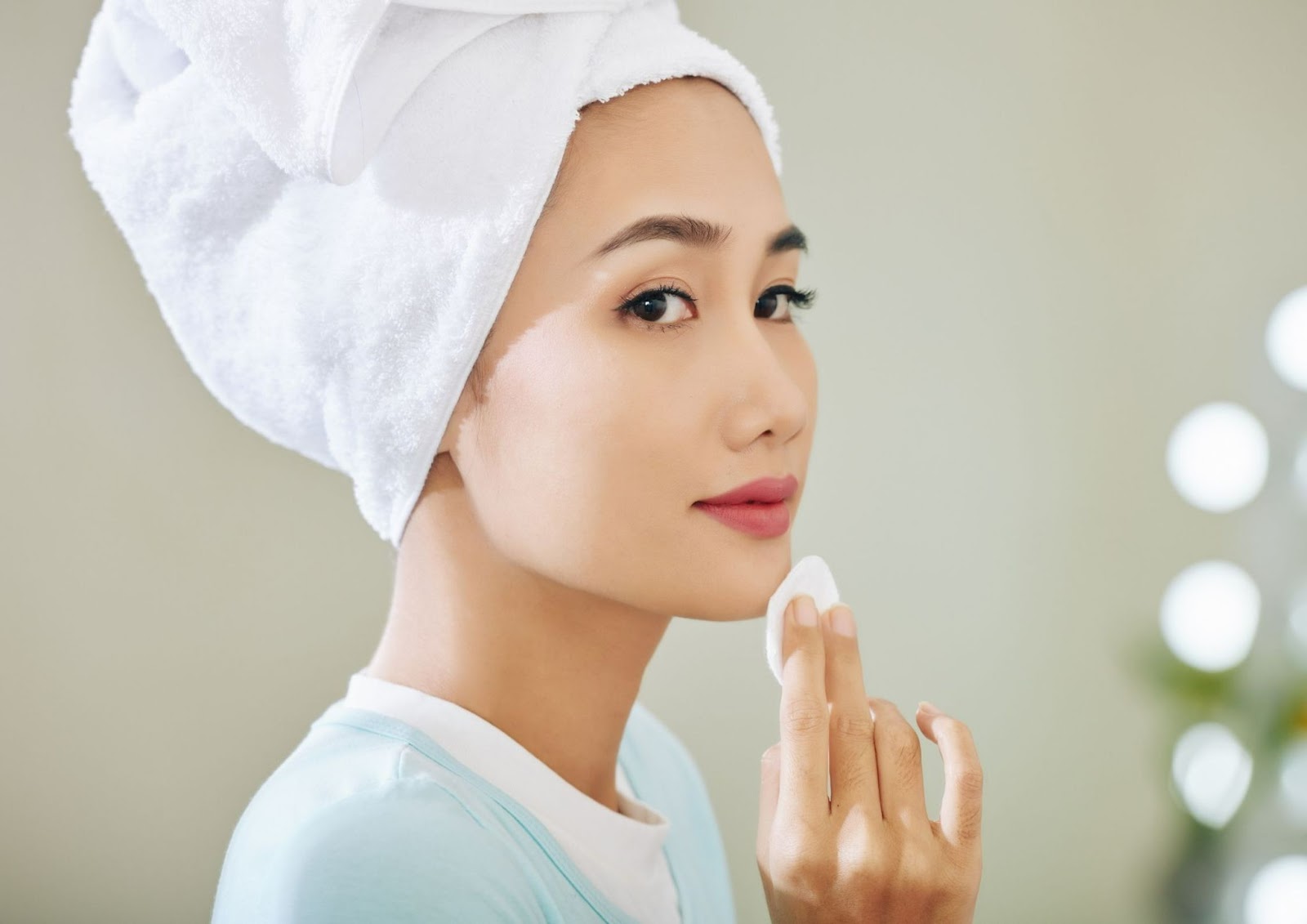 A toner refreshes your skin, while retaining skin moisture.