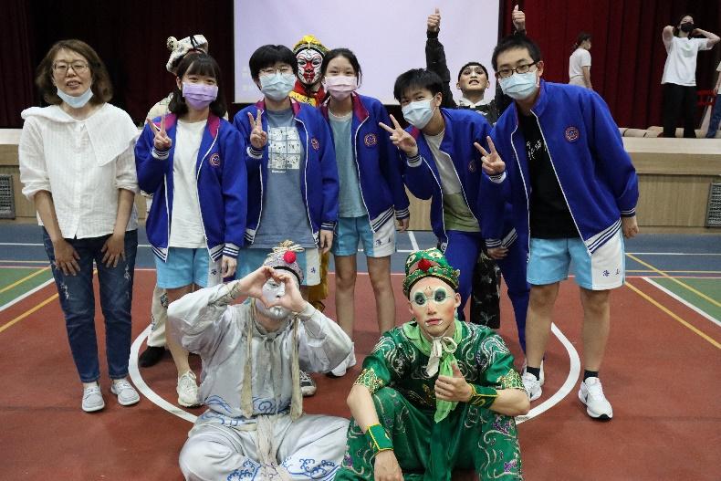 圖二：同學與海山高中同學互動合照