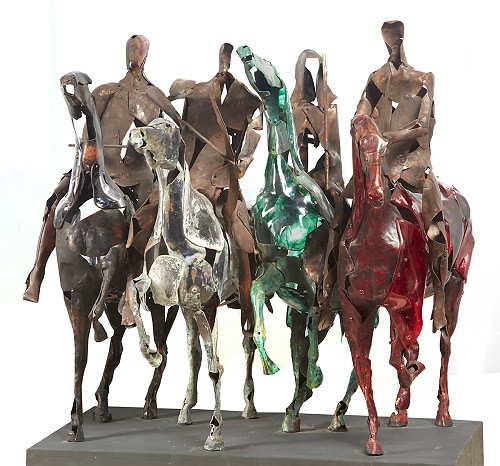 Una escultura de cuatro figuras a caballo