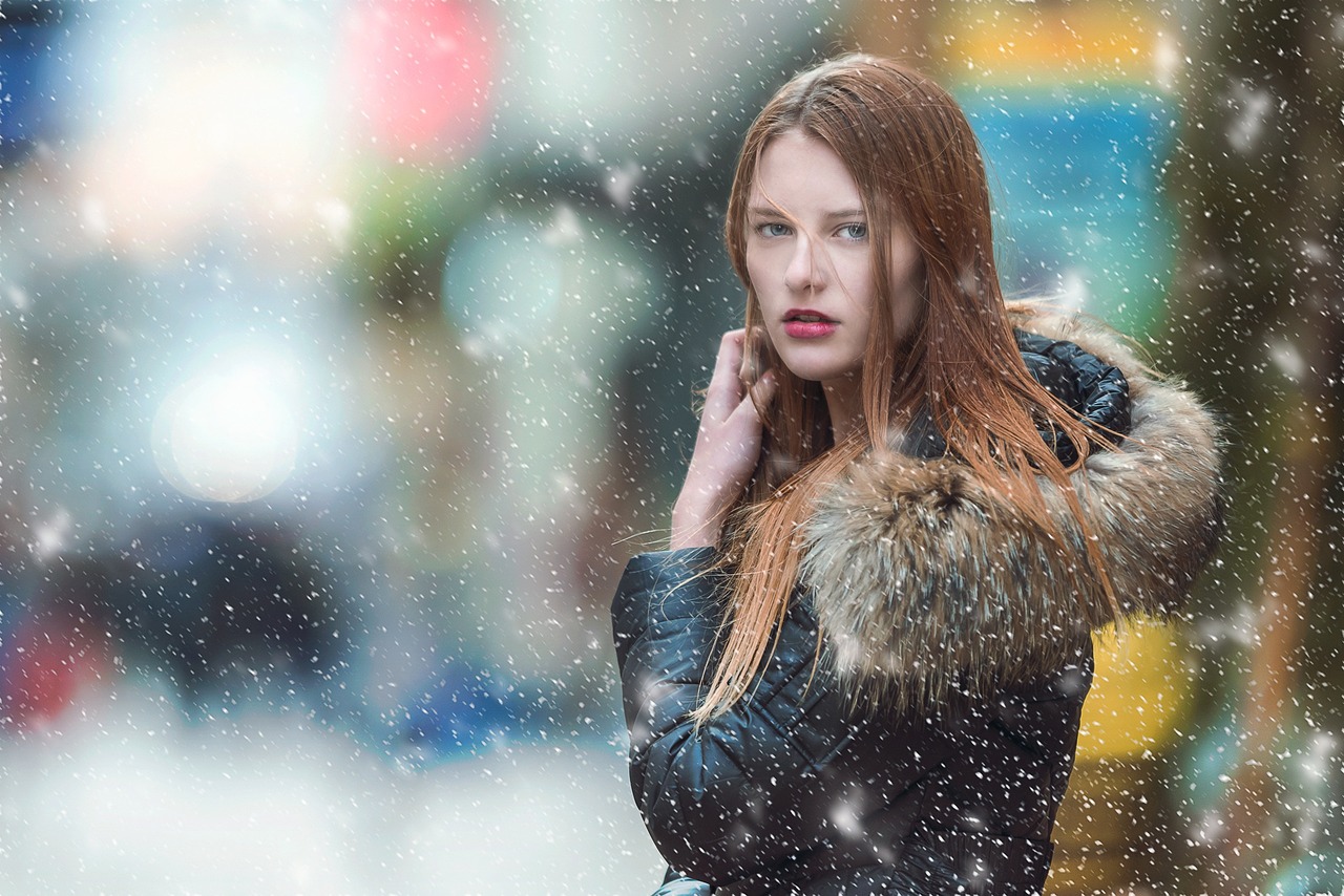 女性　冬　雪　ロングヘア