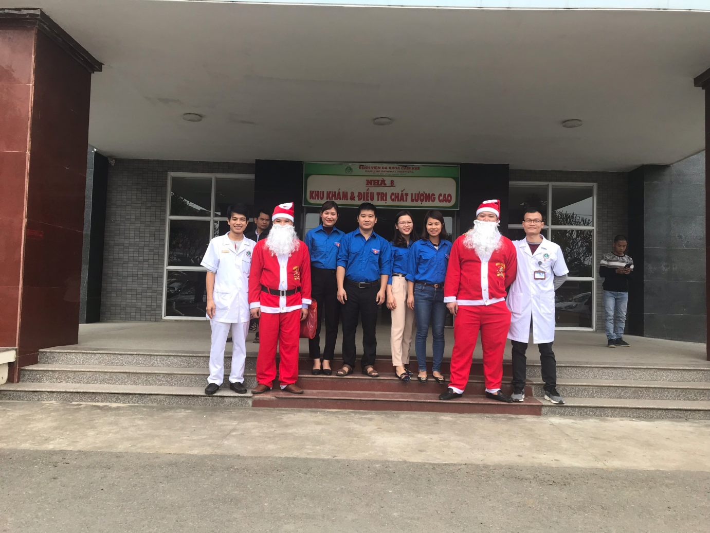 Tặng quà trẻ nhi đang khám và điều trị tại trung tâm y tế huyện Cẩm Khê nhân dịp lễ giáng sinh