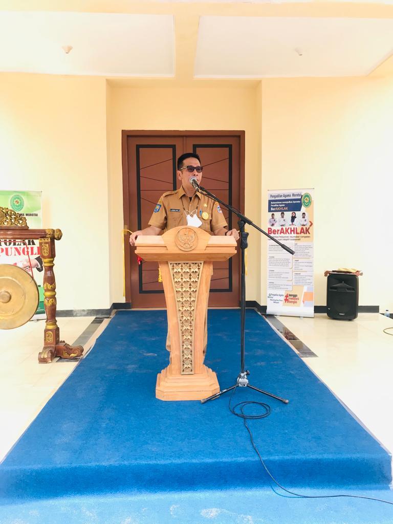 Sebuah gambar berisi lantai, dalam ruangan, mebel

Deskripsi dibuat secara otomatis