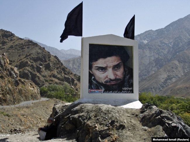 Портрет Ахмада Шаха Масуда рядом с шоссе в Панджшерском ущелье. 7 сентября 2011 года