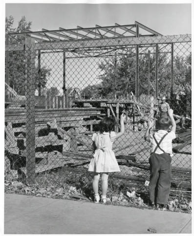 Beach_Court_Elementary_School_children_watching_construction