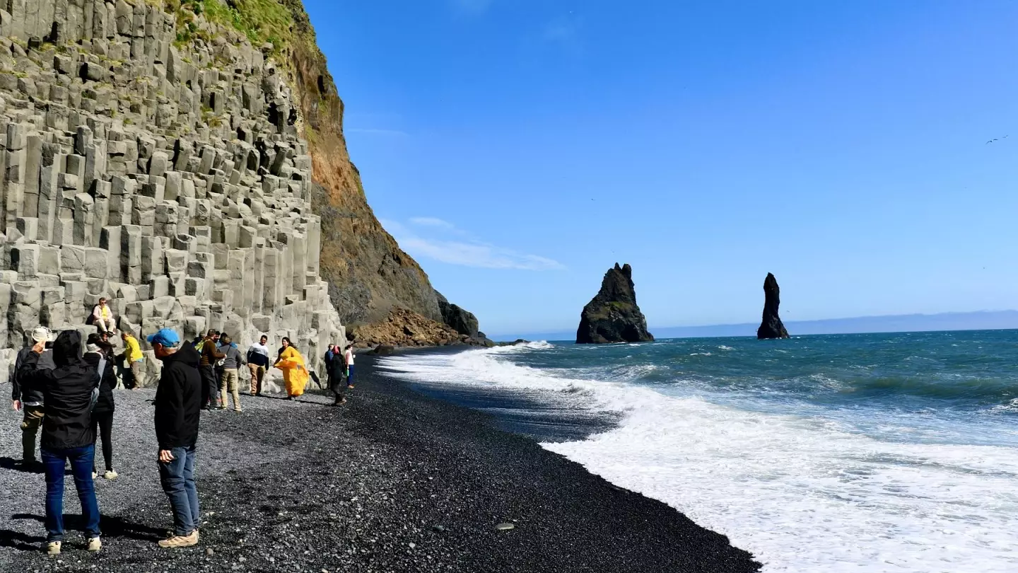 Những khối đá hình dạng lạ lùng đã thu hút lượng du khách đông đảo. - cảnh đẹp iceland