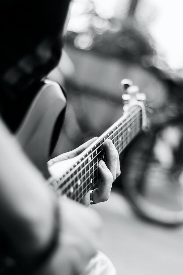 Foto de uma pessoa tocando um violão ou uma guitarra