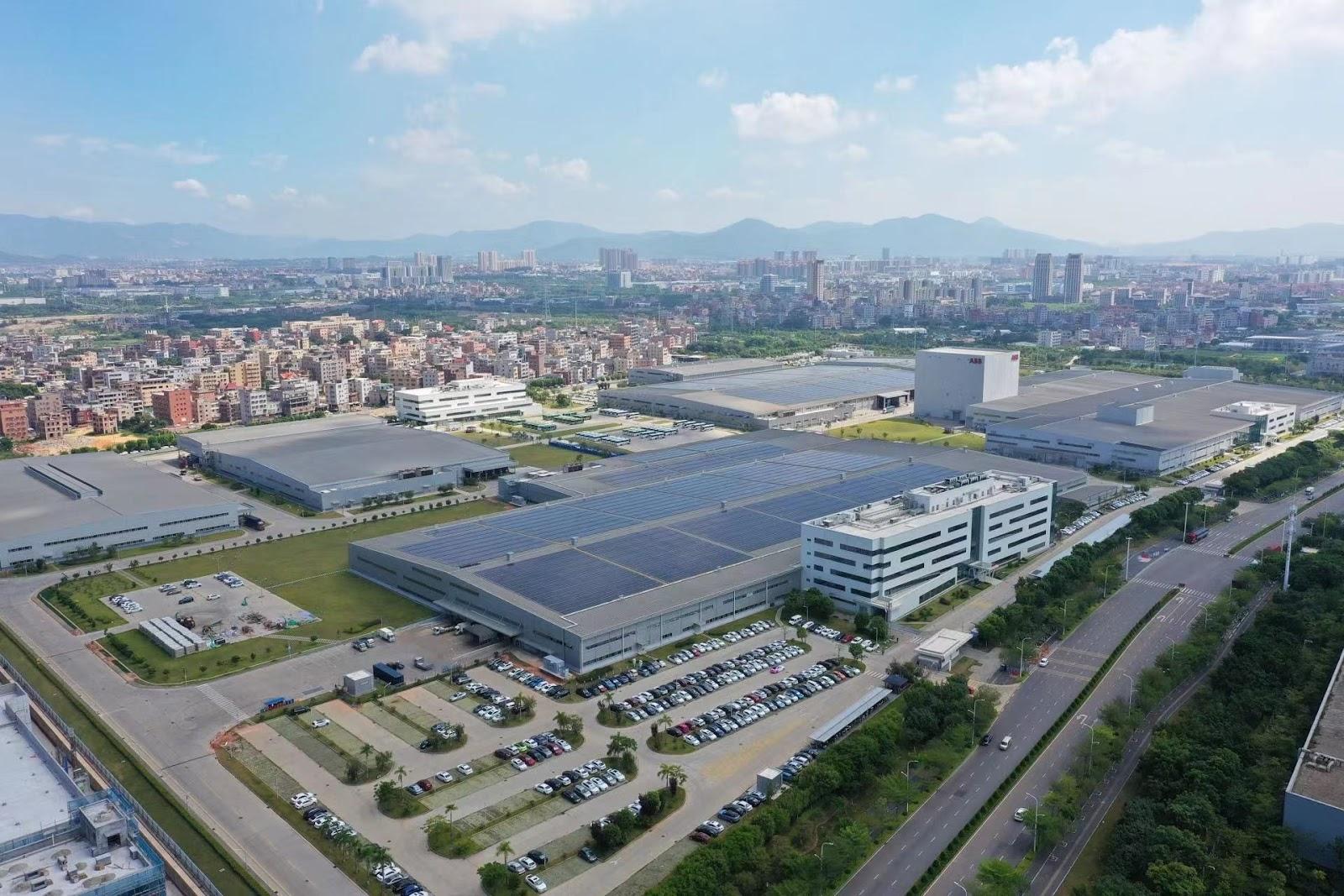 A collection of solar panels lies atop ABB’s 425,000-square-meter production facility in Xiamen, China. Image used courtesy of ABB
