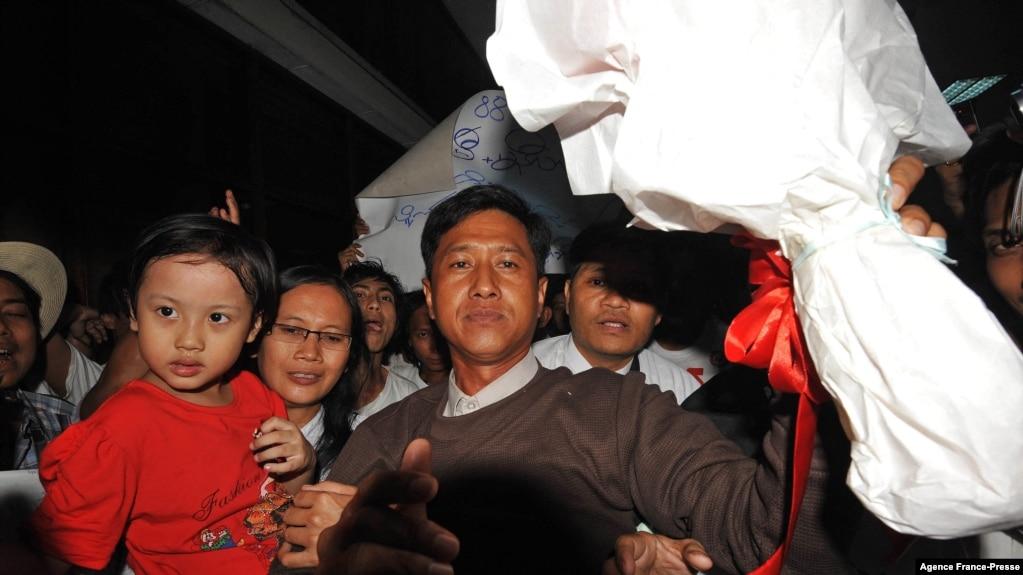 Nhà vận động dân chủ Myanmar Kyaw Min Yu, được biết đến nhiều hơn với tên Jimmy, cùng vợ và con (ảnh chụp tháng 1/2012). Ông Kyaw Min Yu bị xử tử ngày 25/7 cùng với 3 người khác.