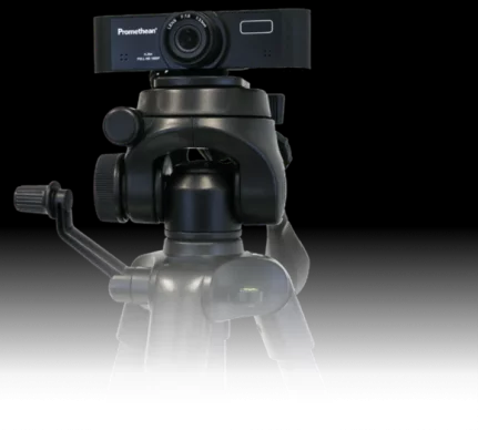 Une caméra compacte fixée sur un trépied. 