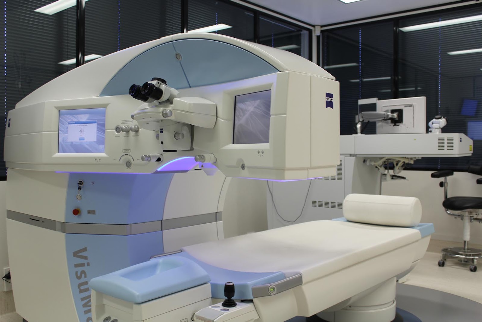 Wellington Eye Centre laser eye surgery operating theatre - VisuMax femtosecond laser