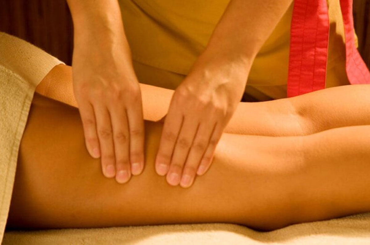 terapeuta a fazer um tipo de massagem de drenagem linfática
