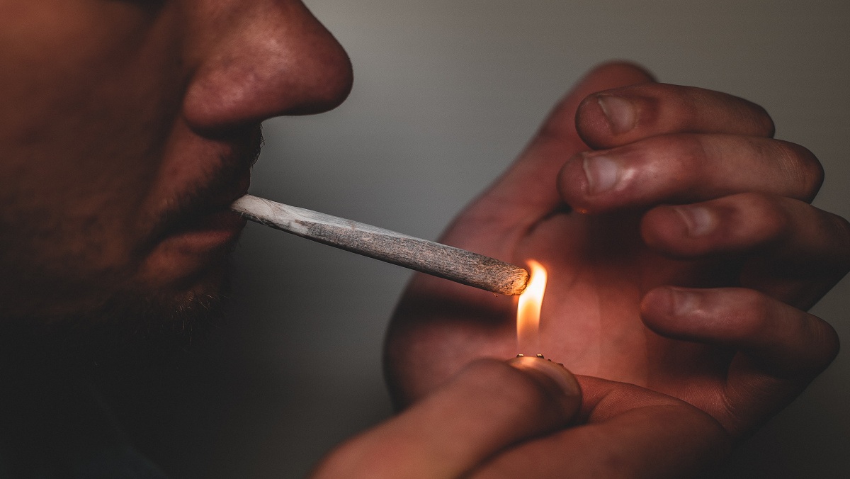 Homme fumant de la drogue, sevrage avec le CBD - CBD Info