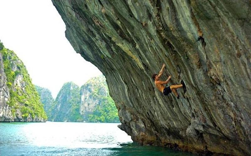 Leo núi thuộc Vịnh Lan Hạ